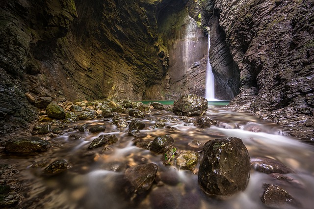 waterfall-1545322_640